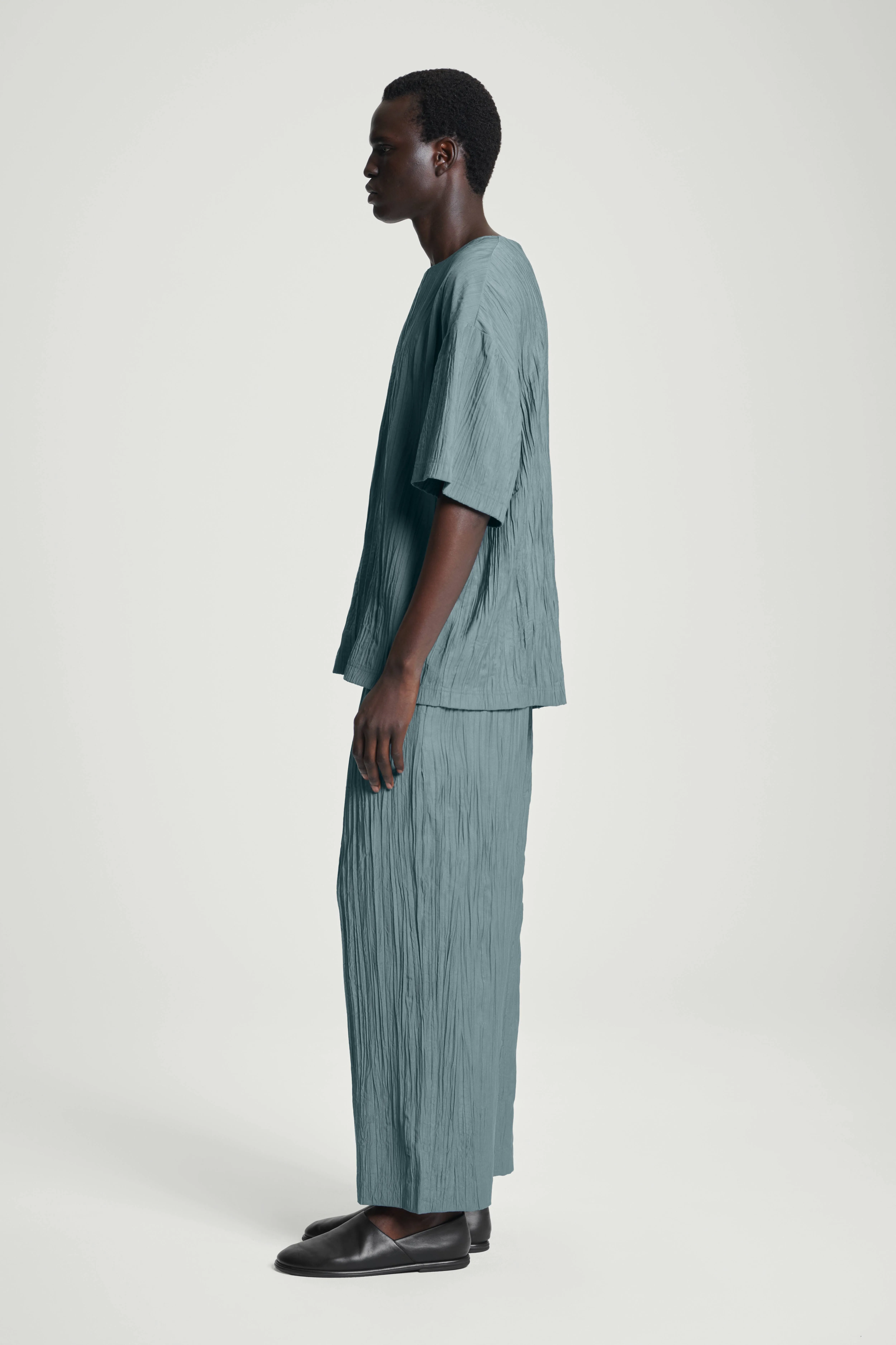 CRINKLED WIDE-LEG TROUSERS - Regular waist - Ankle length - BLUE - Men | H&M GB