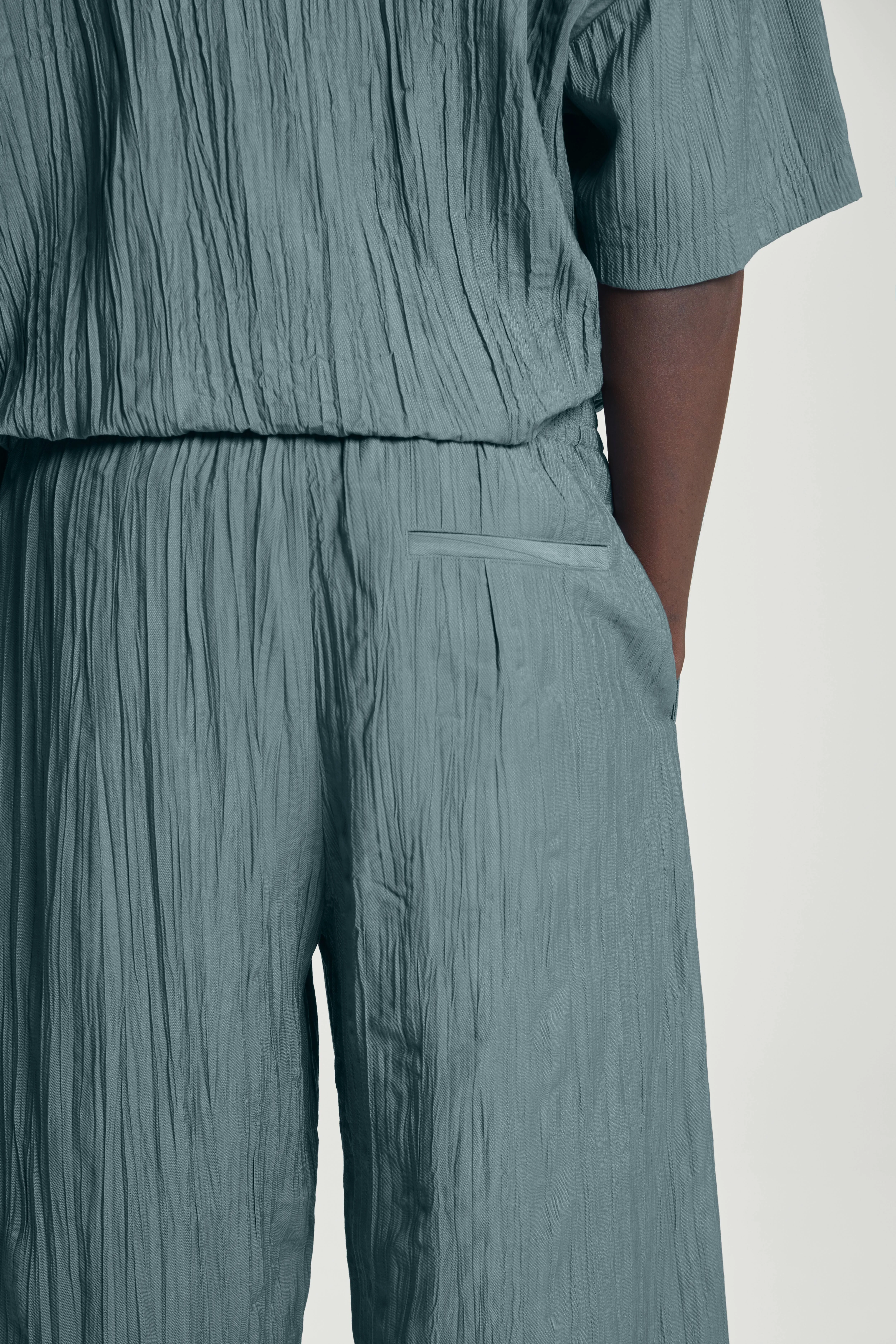 CRINKLED WIDE-LEG TROUSERS - Regular waist - Ankle length - BLUE - Men | H&M GB