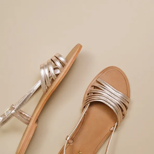 Strappy sandals with open toe in platinum metallized leather