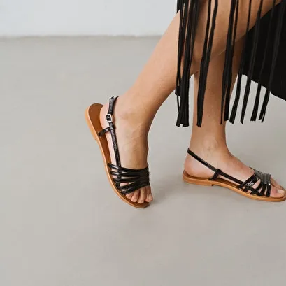 Strappy sandals with open toes in black patent