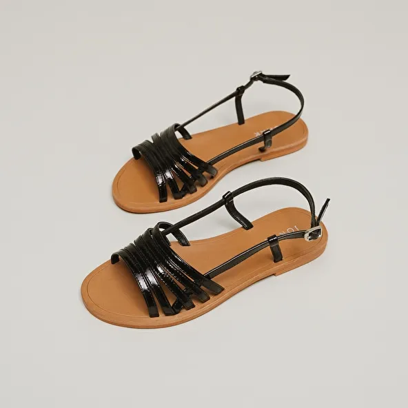 Strappy sandals with open toes in black patent